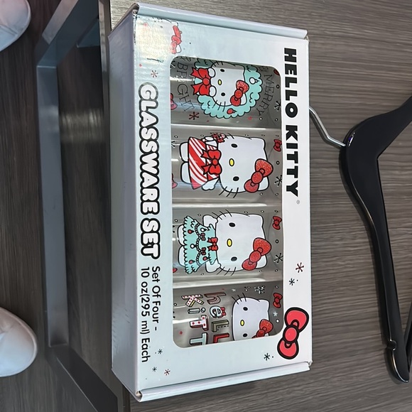 🎄 HELLO KITTY GLASSWARE SET of 4/ retail $60 - Picture 6 of 8